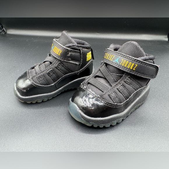 Jordan Kids Black Sneakers with Blue Highlights - Picture 9 of 10